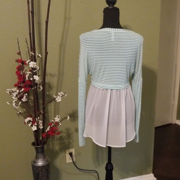 ❤SEXY Aqua and White top/sheer chiffon like detail - Picture 2 of 8